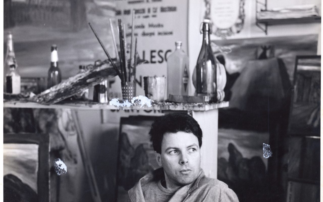Guido Sartorelli è stato un artista italiano di arte concettuale contemporanea e uno dei pionieri della videoarte in Italia. Attivo a Venezia, ha sviluppato una ricerca artistica incentrata sul rapporto tra spazio, percezione e linguaggio visivo, attraverso installazioni e opere sperimentali. Le sue opere sono conservate in importanti collezioni museali e istituzioni culturali.
È stato docente di videoarte presso l’Università Ca’ Foscari Venezia e ha collaborato con riviste d’arte contemporanea come Nexus e Supernova, pubblicando numerosi contributi.
