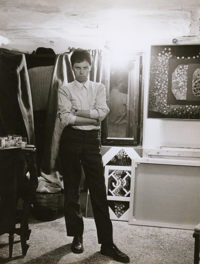 Guido Sartorelli è stato un artista italiano di arte concettuale contemporanea e uno dei pionieri della videoarte in Italia. Attivo a Venezia, ha sviluppato una ricerca artistica incentrata sul rapporto tra spazio, percezione e linguaggio visivo, attraverso installazioni e opere sperimentali. Le sue opere sono conservate in importanti collezioni museali e istituzioni culturali.
È stato docente di videoarte presso l’Università Ca’ Foscari Venezia e ha collaborato con riviste d’arte contemporanea come Nexus e Supernova, pubblicando numerosi contributi.