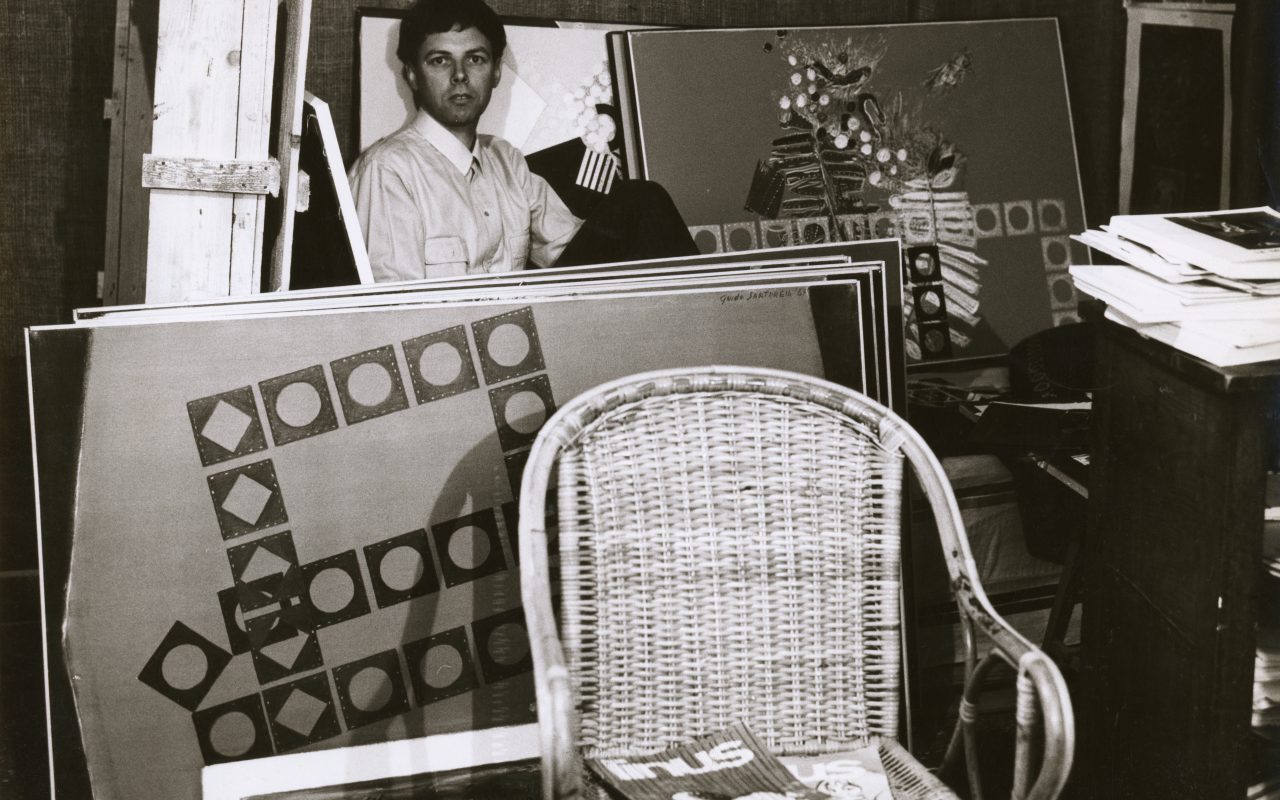 Guido Sartorelli è stato un artista italiano di arte concettuale contemporanea e uno dei pionieri della videoarte in Italia. Attivo a Venezia, ha sviluppato una ricerca artistica incentrata sul rapporto tra spazio, percezione e linguaggio visivo, attraverso installazioni e opere sperimentali. Le sue opere sono conservate in importanti collezioni museali e istituzioni culturali.
È stato docente di videoarte presso l’Università Ca’ Foscari Venezia e ha collaborato con riviste d’arte contemporanea come Nexus e Supernova, pubblicando numerosi contributi.