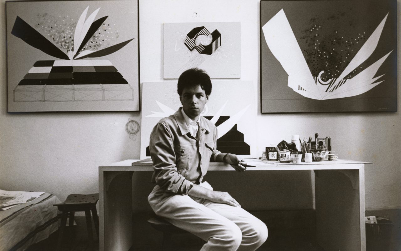Guido Sartorelli è stato un artista italiano di arte concettuale contemporanea e uno dei pionieri della videoarte in Italia. Attivo a Venezia, ha sviluppato una ricerca artistica incentrata sul rapporto tra spazio, percezione e linguaggio visivo, attraverso installazioni e opere sperimentali. Le sue opere sono conservate in importanti collezioni museali e istituzioni culturali.
È stato docente di videoarte presso l’Università Ca’ Foscari Venezia e ha collaborato con riviste d’arte contemporanea come Nexus e Supernova, pubblicando numerosi contributi.