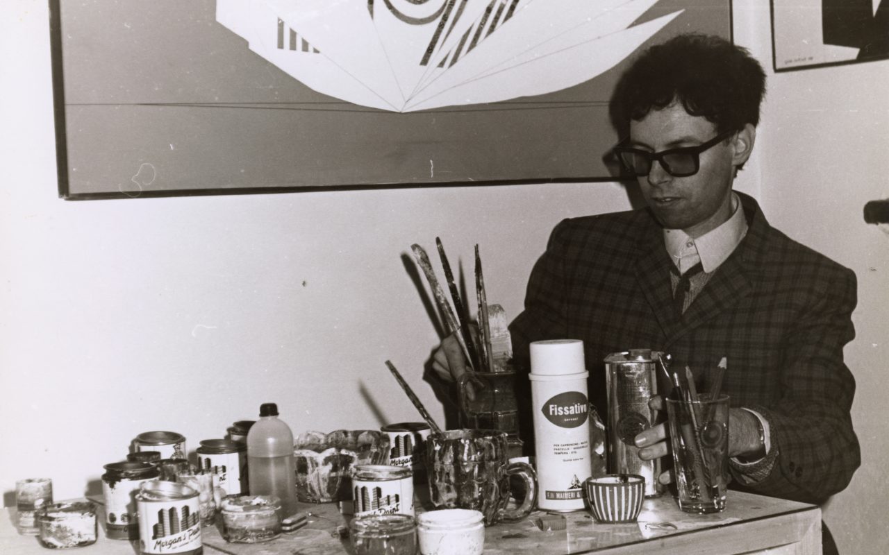 Guido Sartorelli è stato un artista italiano di arte concettuale contemporanea e uno dei pionieri della videoarte in Italia. Attivo a Venezia, ha sviluppato una ricerca artistica incentrata sul rapporto tra spazio, percezione e linguaggio visivo, attraverso installazioni e opere sperimentali. Le sue opere sono conservate in importanti collezioni museali e istituzioni culturali.
È stato docente di videoarte presso l’Università Ca’ Foscari Venezia e ha collaborato con riviste d’arte contemporanea come Nexus e Supernova, pubblicando numerosi contributi.
