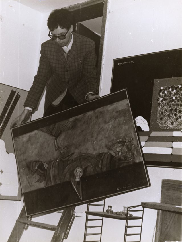 Guido Sartorelli è stato un artista italiano di arte concettuale contemporanea e uno dei pionieri della videoarte in Italia. Attivo a Venezia, ha sviluppato una ricerca artistica incentrata sul rapporto tra spazio, percezione e linguaggio visivo, attraverso installazioni e opere sperimentali. Le sue opere sono conservate in importanti collezioni museali e istituzioni culturali.
È stato docente di videoarte presso l’Università Ca’ Foscari Venezia e ha collaborato con riviste d’arte contemporanea come Nexus e Supernova, pubblicando numerosi contributi.
