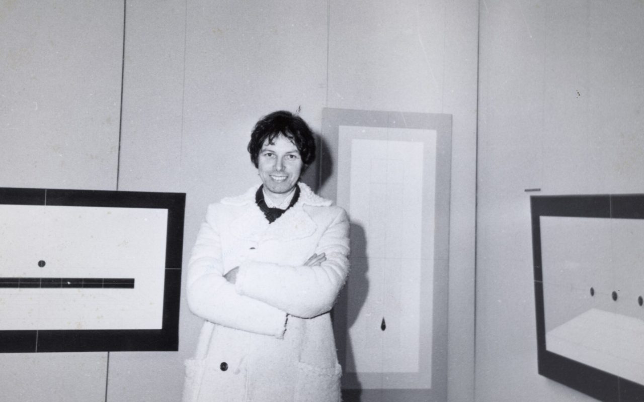 Guido Sartorelli è stato un artista italiano di arte concettuale contemporanea e uno dei pionieri della videoarte in Italia. Attivo a Venezia, ha sviluppato una ricerca artistica incentrata sul rapporto tra spazio, percezione e linguaggio visivo, attraverso installazioni e opere sperimentali. Le sue opere sono conservate in importanti collezioni museali e istituzioni culturali.
È stato docente di videoarte presso l’Università Ca’ Foscari Venezia e ha collaborato con riviste d’arte contemporanea come Nexus e Supernova, pubblicando numerosi contributi.