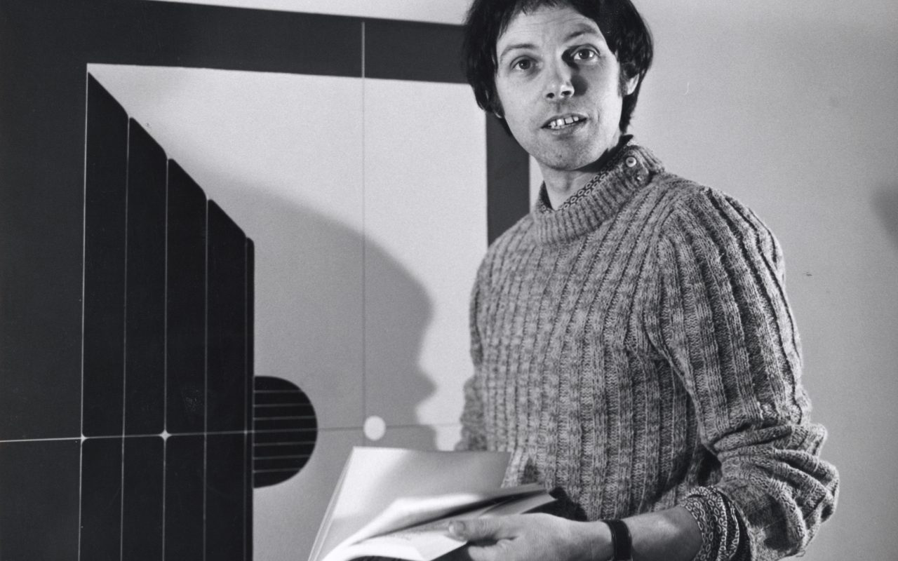 Guido Sartorelli è stato un artista italiano di arte concettuale contemporanea e uno dei pionieri della videoarte in Italia. Attivo a Venezia, ha sviluppato una ricerca artistica incentrata sul rapporto tra spazio, percezione e linguaggio visivo, attraverso installazioni e opere sperimentali. Le sue opere sono conservate in importanti collezioni museali e istituzioni culturali.
È stato docente di videoarte presso l’Università Ca’ Foscari Venezia e ha collaborato con riviste d’arte contemporanea come Nexus e Supernova, pubblicando numerosi contributi.