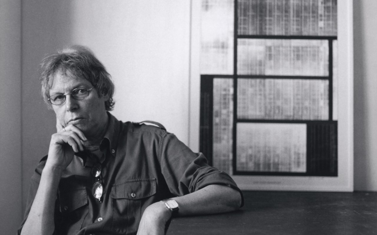 Guido Sartorelli è stato un artista italiano di arte concettuale contemporanea e uno dei pionieri della videoarte in Italia. Attivo a Venezia, ha sviluppato una ricerca artistica incentrata sul rapporto tra spazio, percezione e linguaggio visivo, attraverso installazioni e opere sperimentali. Le sue opere sono conservate in importanti collezioni museali e istituzioni culturali.
È stato docente di videoarte presso l’Università Ca’ Foscari Venezia e ha collaborato con riviste d’arte contemporanea come Nexus e Supernova, pubblicando numerosi contributi.