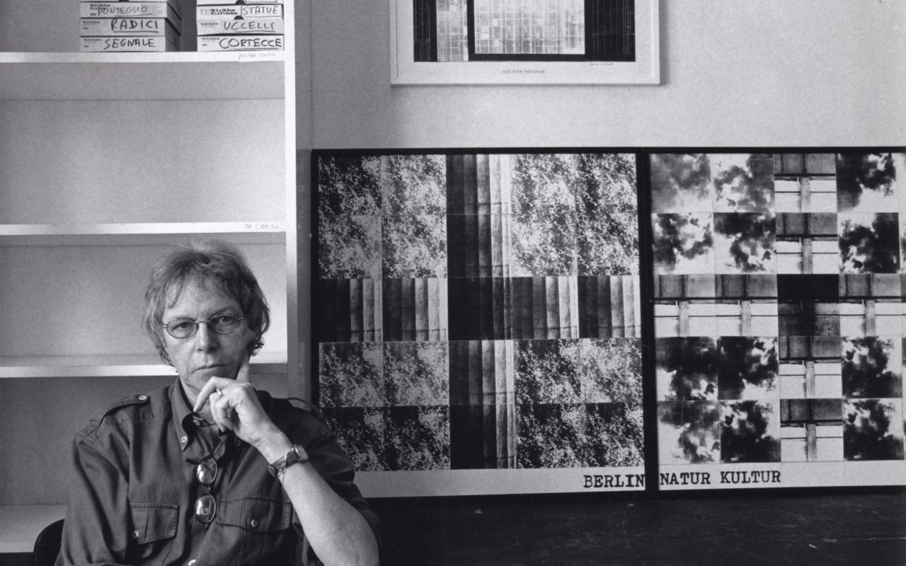 Guido Sartorelli è stato un artista italiano di arte concettuale contemporanea e uno dei pionieri della videoarte in Italia. Attivo a Venezia, ha sviluppato una ricerca artistica incentrata sul rapporto tra spazio, percezione e linguaggio visivo, attraverso installazioni e opere sperimentali. Le sue opere sono conservate in importanti collezioni museali e istituzioni culturali.
È stato docente di videoarte presso l’Università Ca’ Foscari Venezia e ha collaborato con riviste d’arte contemporanea come Nexus e Supernova, pubblicando numerosi contributi.