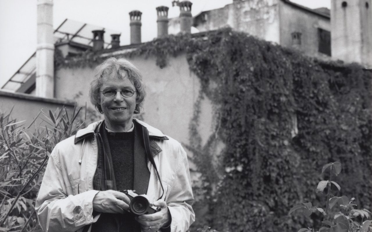 Guido Sartorelli è stato un artista italiano di arte concettuale contemporanea e uno dei pionieri della videoarte in Italia. Attivo a Venezia, ha sviluppato una ricerca artistica incentrata sul rapporto tra spazio, percezione e linguaggio visivo, attraverso installazioni e opere sperimentali. Le sue opere sono conservate in importanti collezioni museali e istituzioni culturali.
È stato docente di videoarte presso l’Università Ca’ Foscari Venezia e ha collaborato con riviste d’arte contemporanea come Nexus e Supernova, pubblicando numerosi contributi.