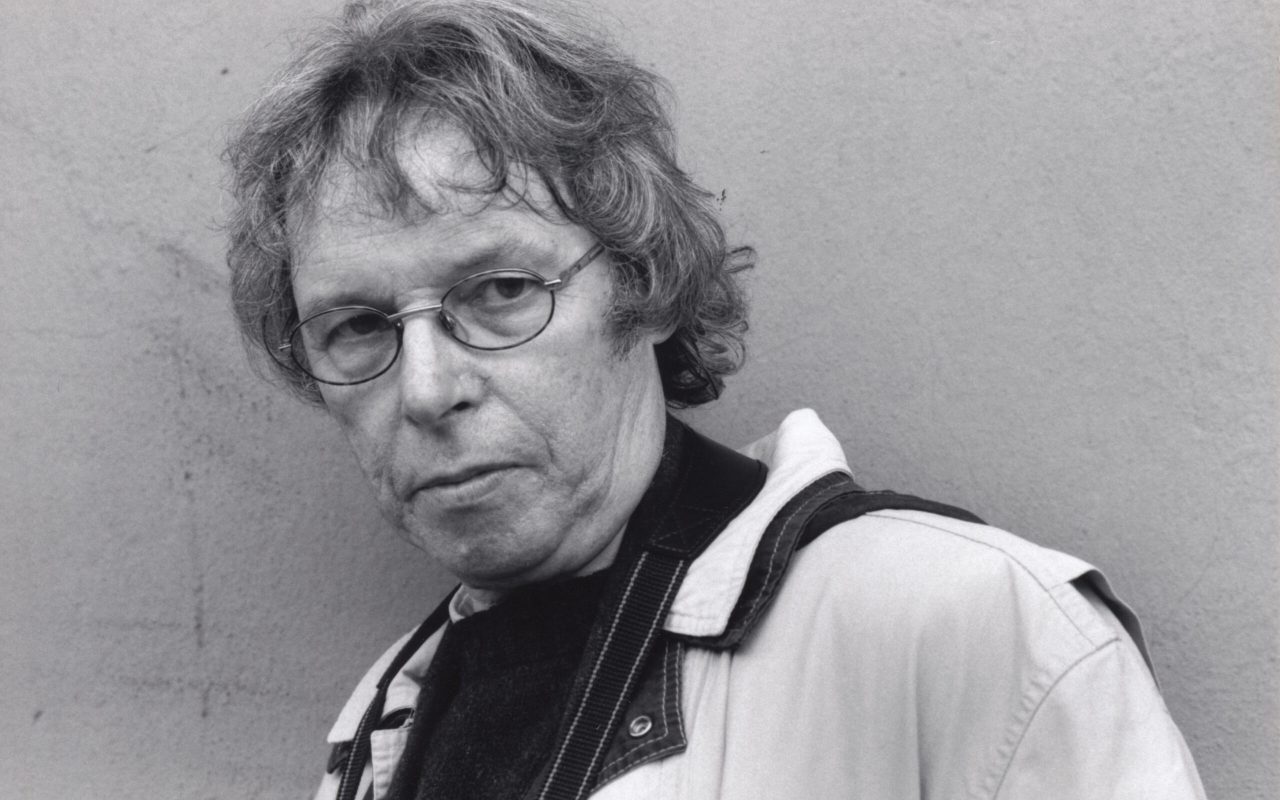 Guido Sartorelli è stato un artista italiano di arte concettuale contemporanea e uno dei pionieri della videoarte in Italia. Attivo a Venezia, ha sviluppato una ricerca artistica incentrata sul rapporto tra spazio, percezione e linguaggio visivo, attraverso installazioni e opere sperimentali. Le sue opere sono conservate in importanti collezioni museali e istituzioni culturali.
È stato docente di videoarte presso l’Università Ca’ Foscari Venezia e ha collaborato con riviste d’arte contemporanea come Nexus e Supernova, pubblicando numerosi contributi.